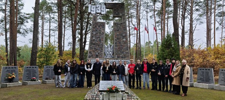 Upamiętniono zmarłych – bliskich i tych, których życie przerwała wojna