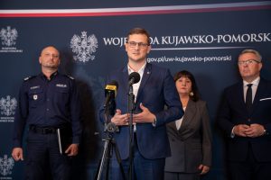 Wojewoda i bezpieczeństwo w szkołach. Więcej patroli i pilny przegląd procedur. Konferencja prasowa