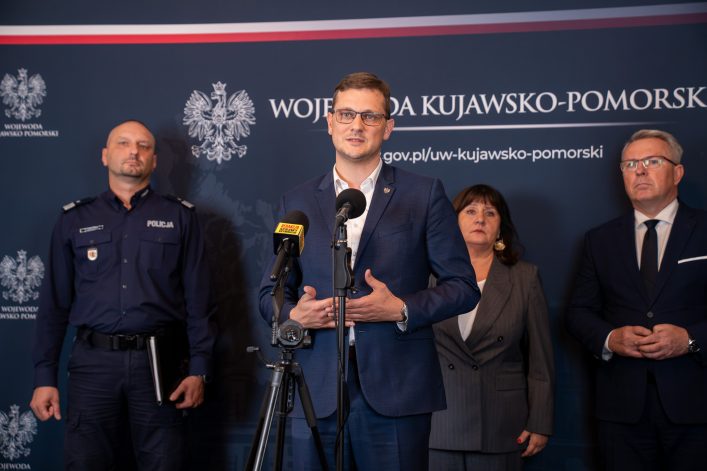 Wojewoda i bezpieczeństwo w szkołach. Więcej patroli i pilny przegląd procedur. Konferencja prasowa