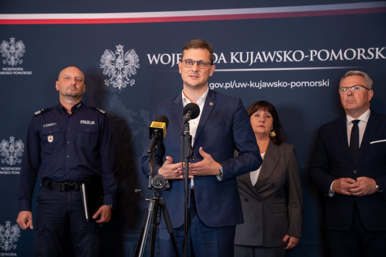 Wojewoda i bezpieczeństwo w szkołach. Więcej patroli i pilny przegląd procedur. Konferencja prasowa